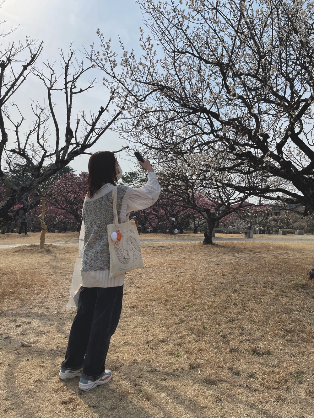 「休日スタイル、おしゃれさんと繋がりたい、低身長、春コーデ、カジュアルコーデ、パンツ、スニーカー、ビッグシルエット、ベスト、骨格ストレート、いいね、save、フォローお願いします🤑」｜「niko and...の[MODE NORM CORE]ボイル配色ステッチブラウス（シャツ/ブラウス、ホワイト系）」を使った、@otochanさん（レディース・156cm）の春コーディネートの2枚目の写真