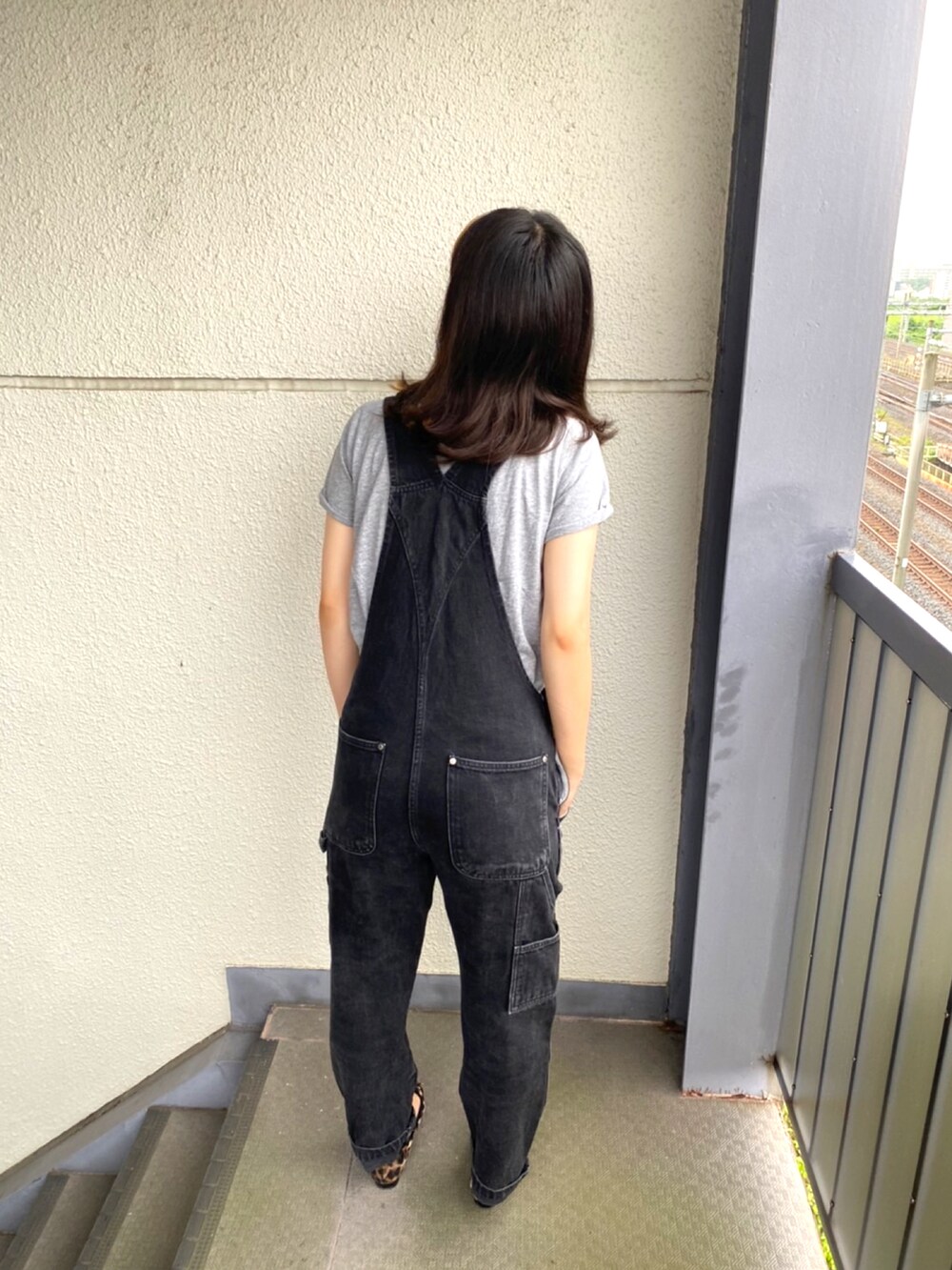 グレー系のTシャツ/カットソー、ブラック系のオールインワン・サロペット、その他のバレエシューズを着用したレディースの秋コーディネートの2枚目の写真