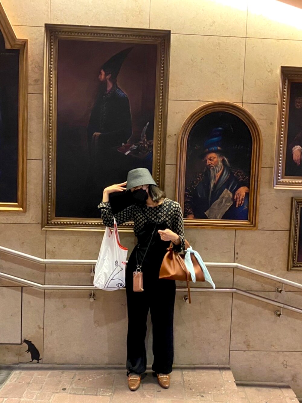 ブラック系のサロペット/オーバーオール、ブラック系のTシャツ/カットソー、ブラック系のハットを着用したレディースの夏コーディネートの3枚目の写真