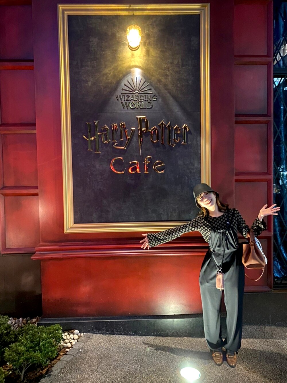 ブラック系のサロペット/オーバーオール、ブラック系のTシャツ/カットソー、ブラック系のハットを着用したレディースの夏コーディネートの2枚目の写真