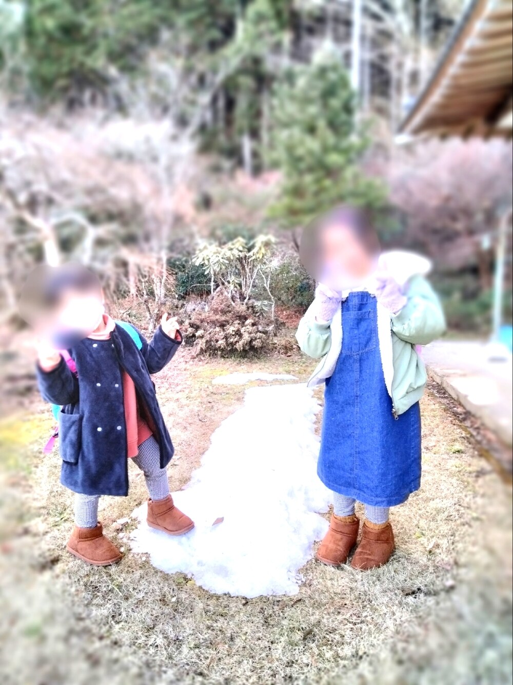 オレンジ系のスウェット、ブラウン系のマウンテンパーカーを着用したレディースの冬コーディネートの2枚目の写真