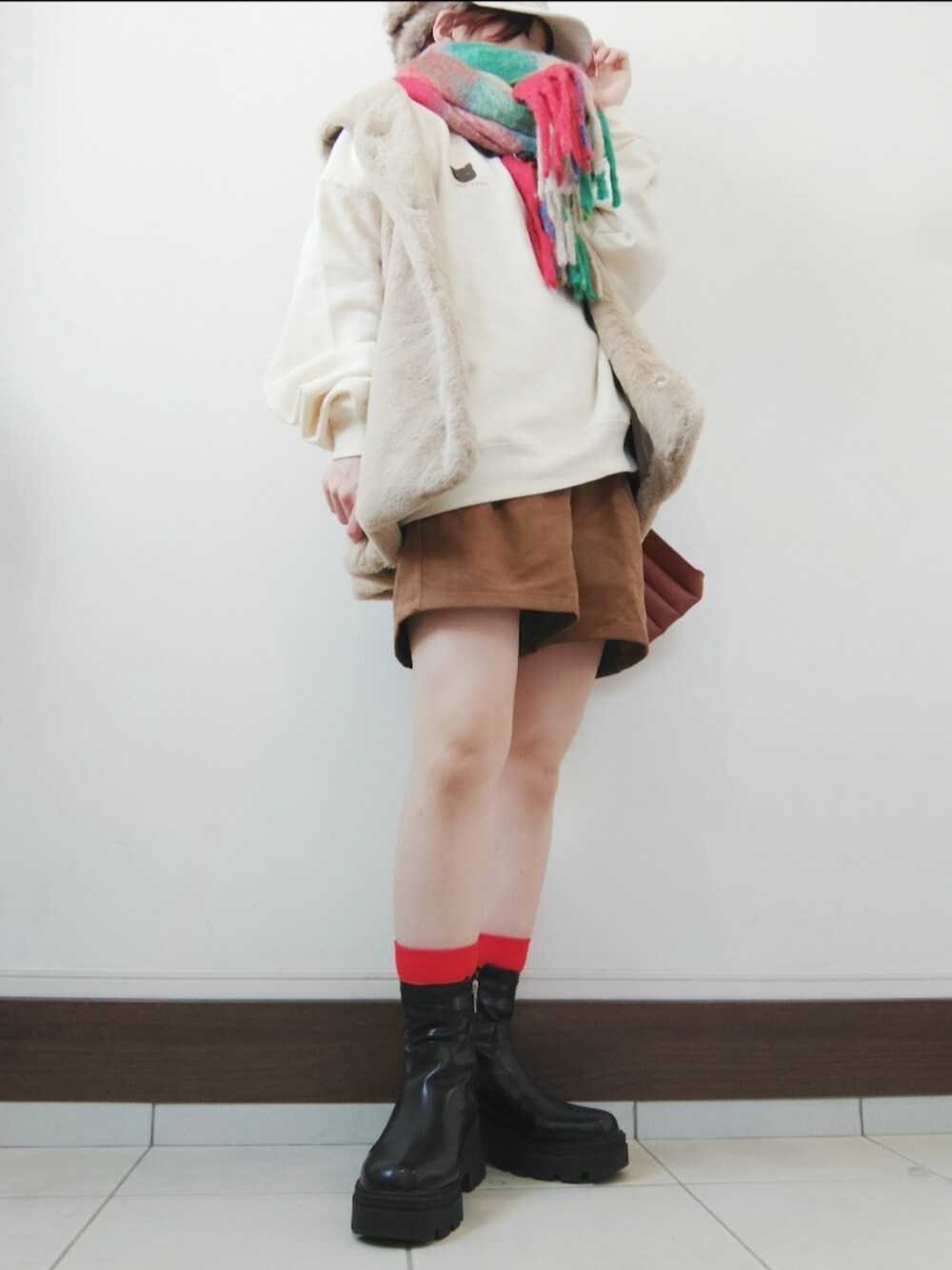 ホワイト系のスウェット、イエロー系のその他パンツ、ブラック系のブーツを着用したレディースの秋コーディネートの2枚目の写真