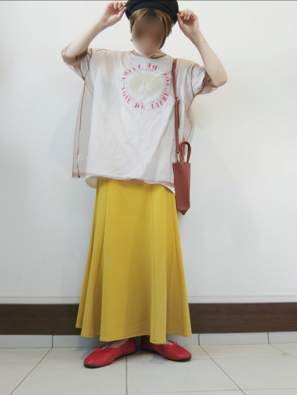 ホワイト系のTシャツ/カットソー、ブラウン系のTシャツ/カットソー、ベージュ系のトートバッグを着用したレディースの秋コーディネートの2枚目の写真