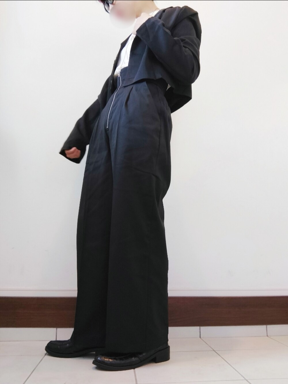 ホワイト系のTシャツ/カットソー、ブラック系のスラックス、ブラック系のテーラードジャケットを着用したレディースの春コーディネートの2枚目の写真