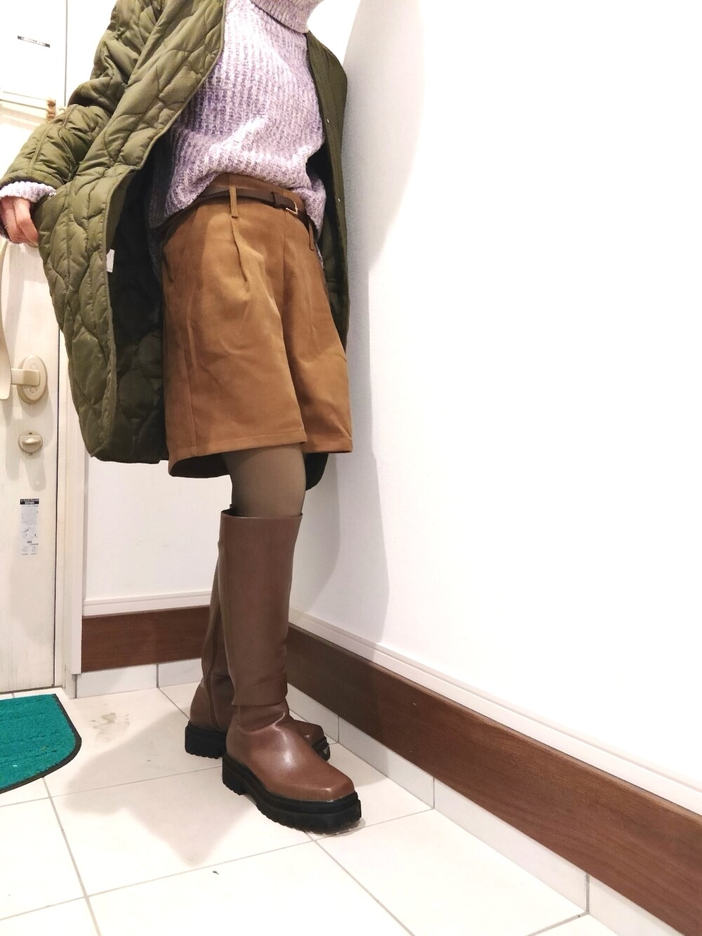 ブラウン系のブーツ、イエロー系のその他パンツ、パープル系のニット/セーターを着用したレディースの冬コーディネートの2枚目の写真