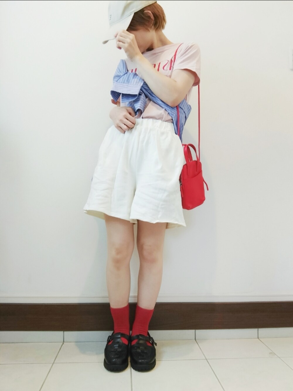 ブルー系のシャツ/ブラウス、レッド系のショルダーバッグ、ホワイト系のその他パンツを着用したレディースの夏コーディネートの2枚目の写真