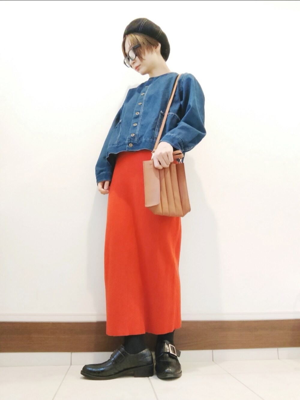 ブルー系のブルゾン、ベージュ系のトートバッグ、レッド系のスカートを着用したレディースの秋コーディネートの2枚目の写真