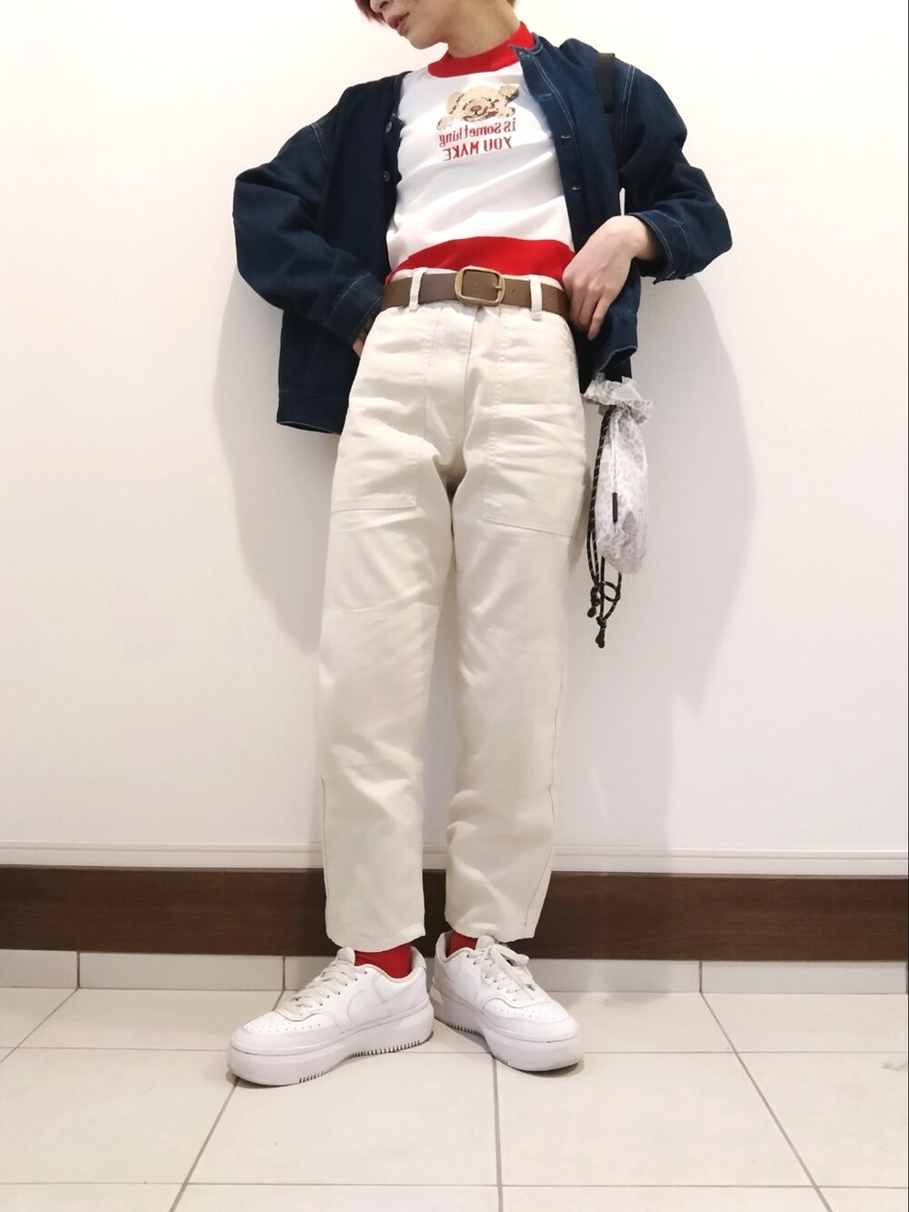 ブルー系のブルゾン、レッド系のTシャツ/カットソー、ホワイト系のショルダーバッグを着用したレディースの春コーディネートの2枚目の写真