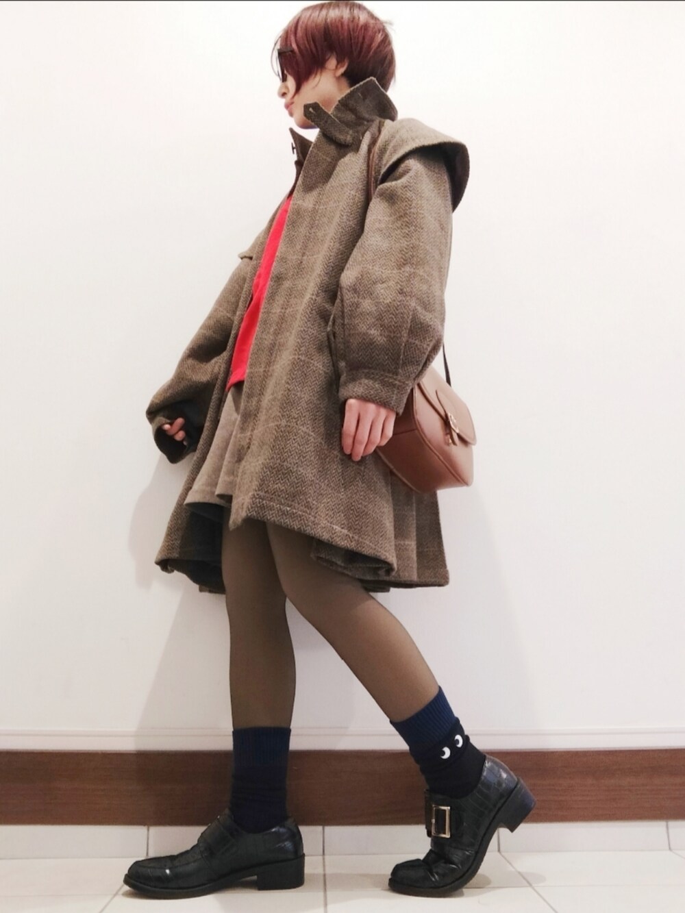 ピンク系のカーディガン/ボレロ、ブラウン系のショルダーバッグ、ブラック系のローファーを着用したレディースの冬コーディネートの2枚目の写真