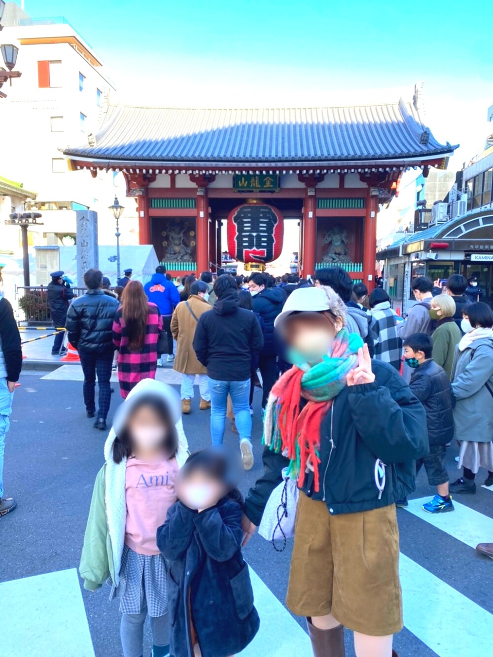 ブラウン系のブーツ、ブラック系のノーカラージャケット、ホワイト系のショルダーバッグを着用したレディースの冬コーディネートの2枚目の写真