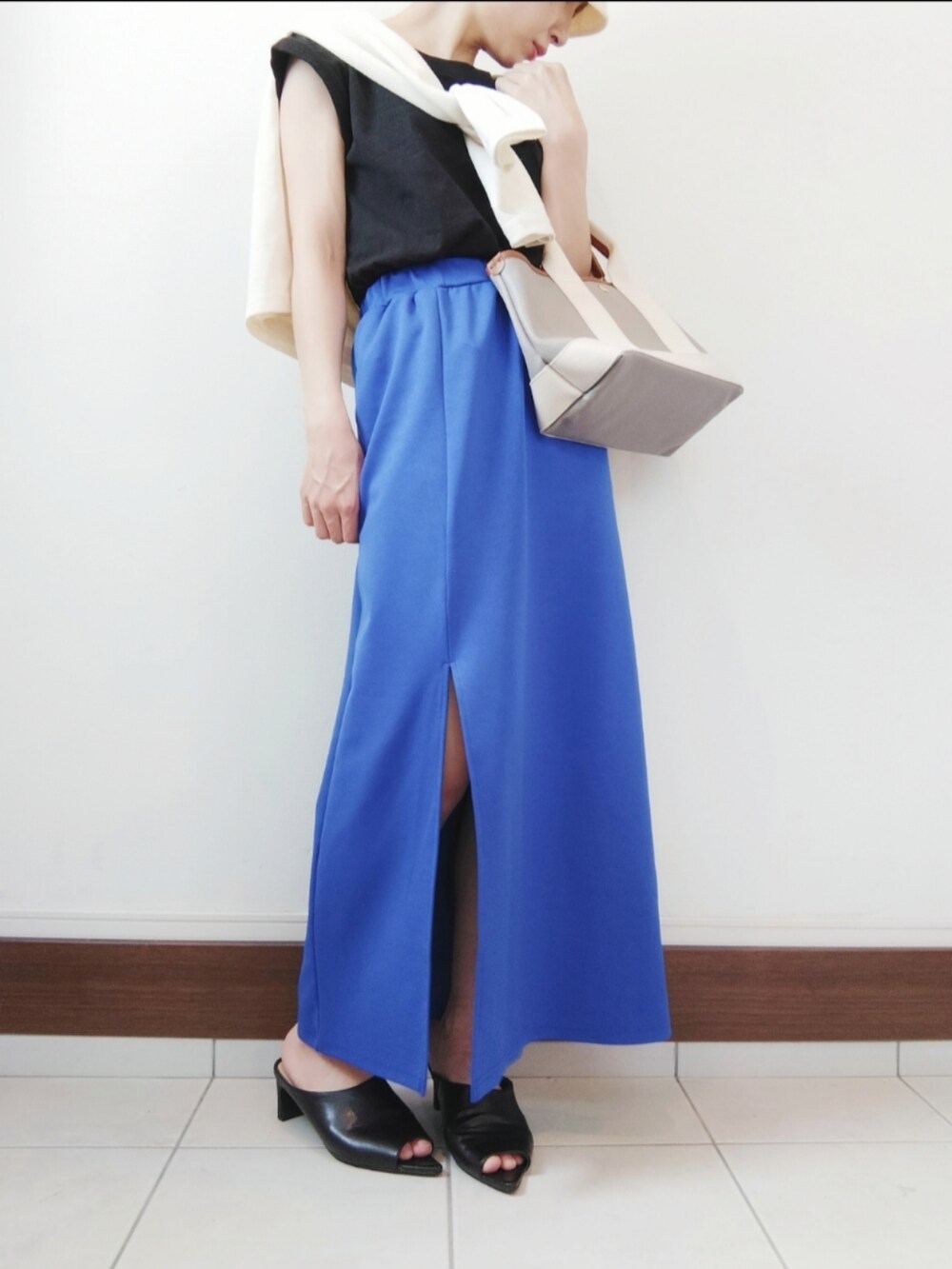 ホワイト系のカーディガン/ボレロ、ブラック系のTシャツ/カットソー、グレー系のトートバッグを着用したレディースの夏コーディネートの2枚目の写真