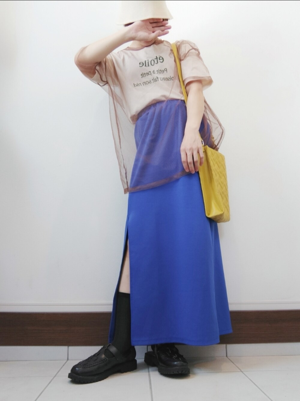 ホワイト系のTシャツ/カットソー、ブラウン系のTシャツ/カットソー、イエロー系のショルダーバッグを着用したレディースの秋コーディネートの2枚目の写真