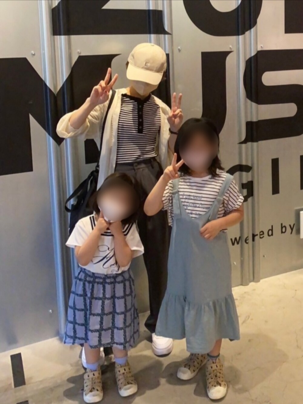 ブラック系のショルダーバッグ、ブラック系のTシャツ/カットソー、グレー系のスラックスを着用したレディースの春コーディネートの2枚目の写真