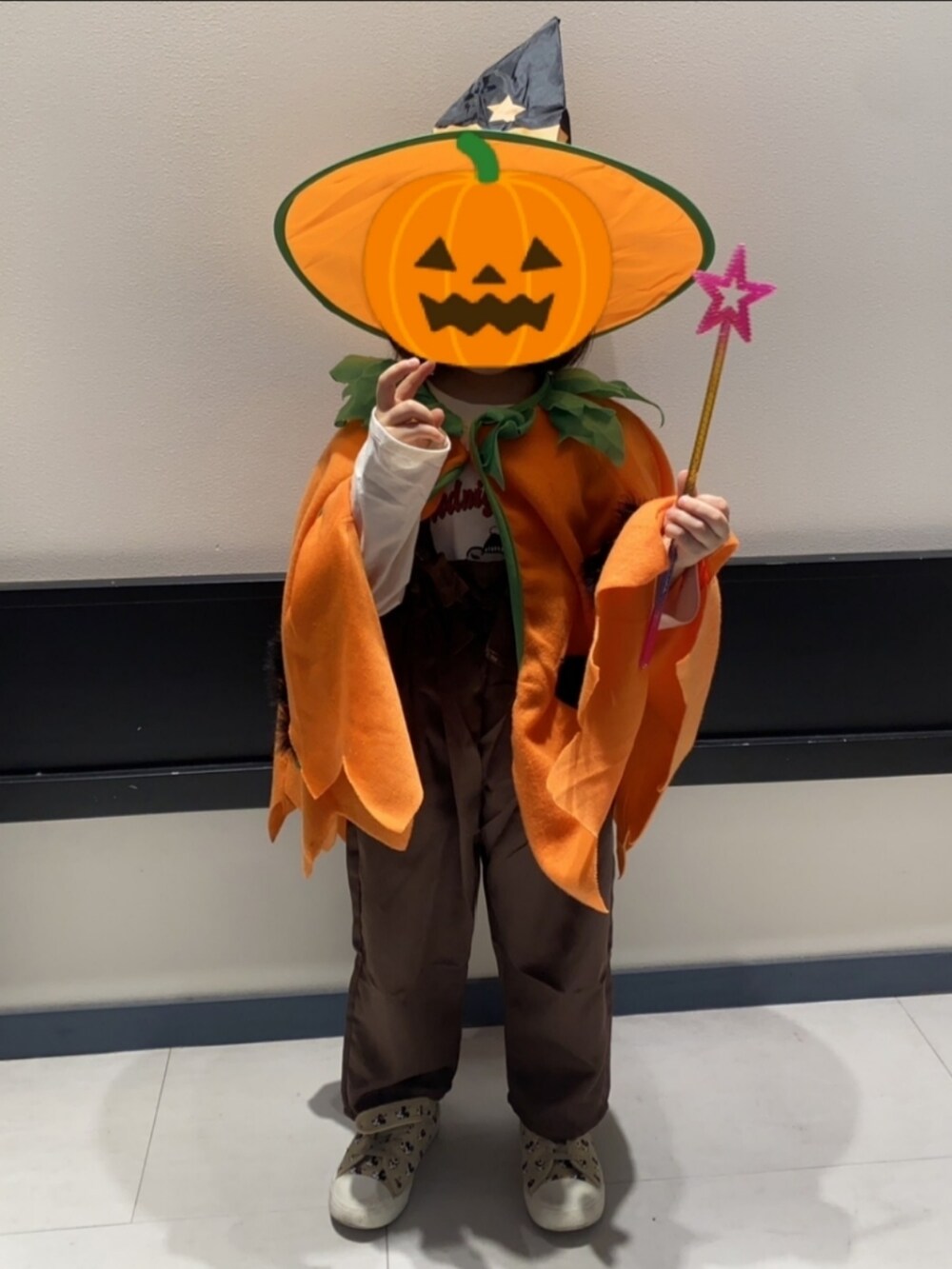 ベージュ系のTシャツ/カットソー、ベージュ系のシャツ/ブラウス、レッド系のスカートを着用したキッズの秋コーディネートの2枚目の写真