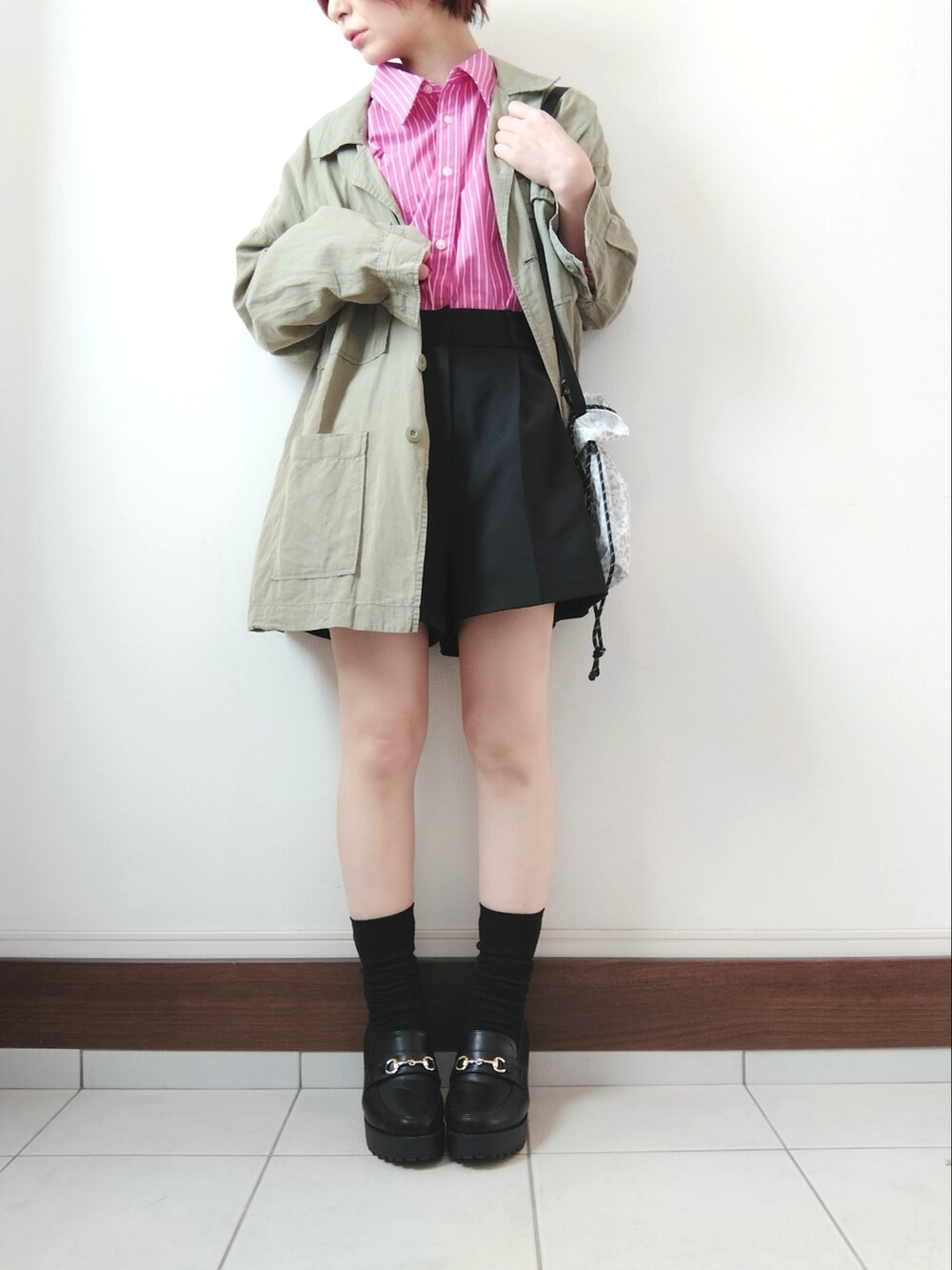 ピンク系のシャツ/ブラウス、ブラック系のその他パンツ、グリーン系のシャツ/ブラウスを着用したレディースの春コーディネートの2枚目の写真