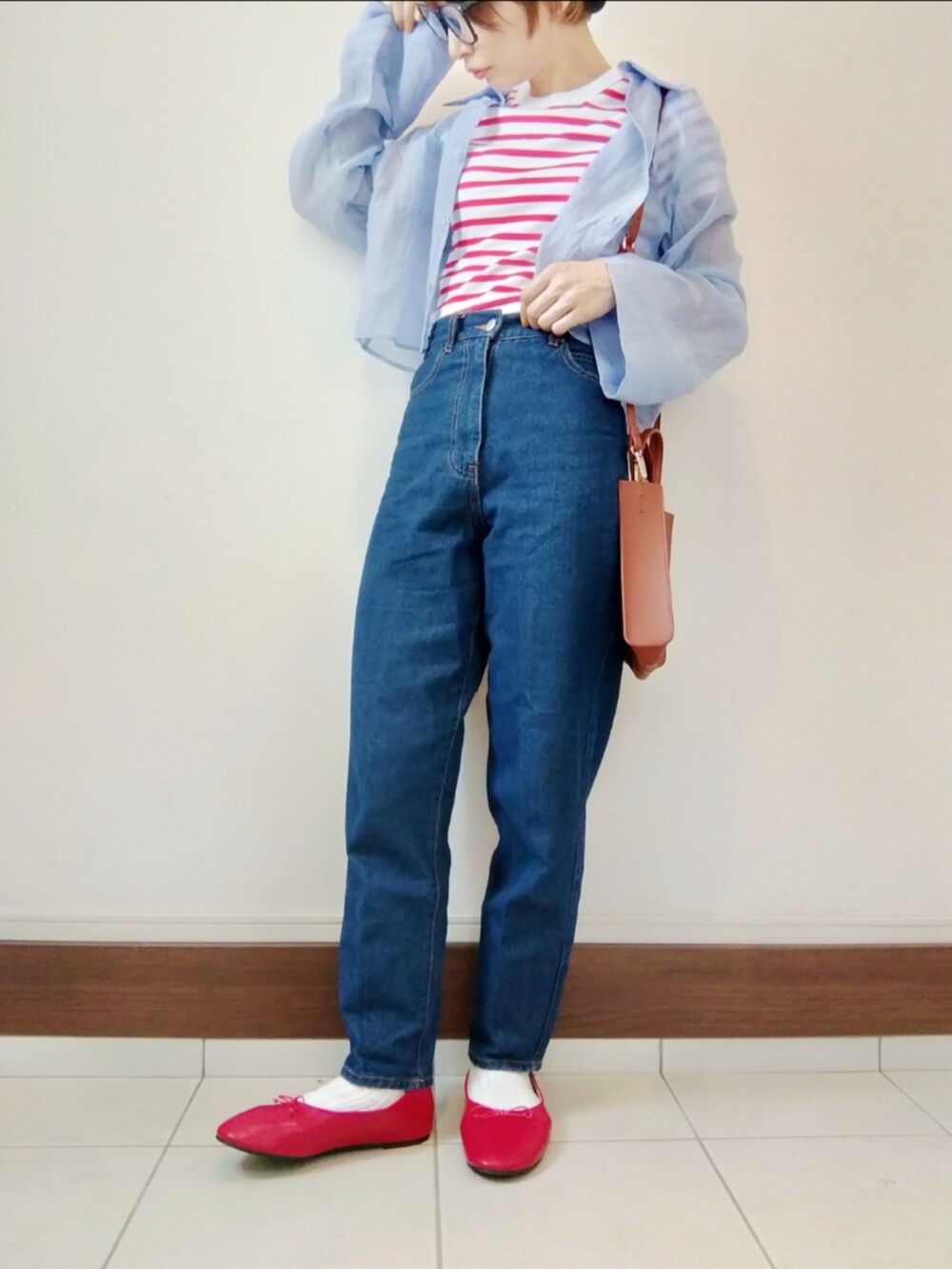 レッド系のTシャツ/カットソー、ブルー系のシャツ/ブラウス、ブルー系のデニムパンツを着用したレディースの夏コーディネートの2枚目の写真