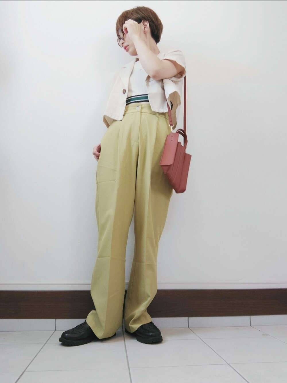 ベージュ系のシャツ/ブラウス、ベージュ系のタンクトップ、ベージュ系のトートバッグを着用したレディースの夏コーディネートの2枚目の写真