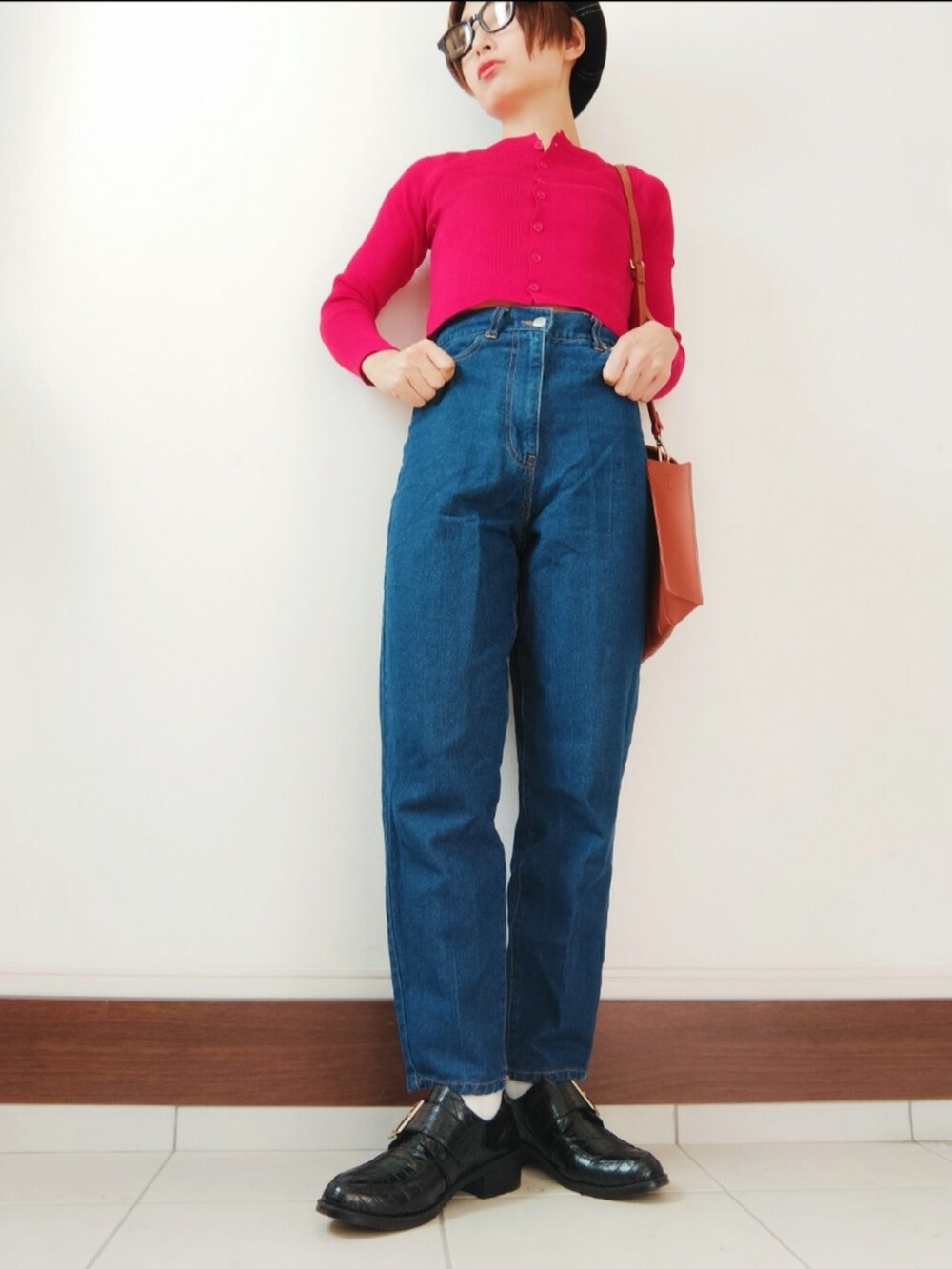 ブルー系のデニムパンツ、ブラック系のローファー、ベージュ系のトートバッグを着用したレディースの秋コーディネートの2枚目の写真