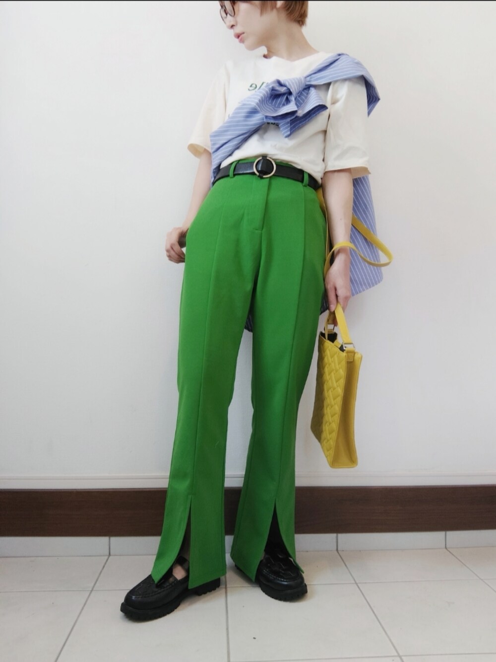 ホワイト系のTシャツ/カットソー、ブルー系のシャツ/ブラウス、イエロー系のショルダーバッグを着用したレディースの夏コーディネートの2枚目の写真