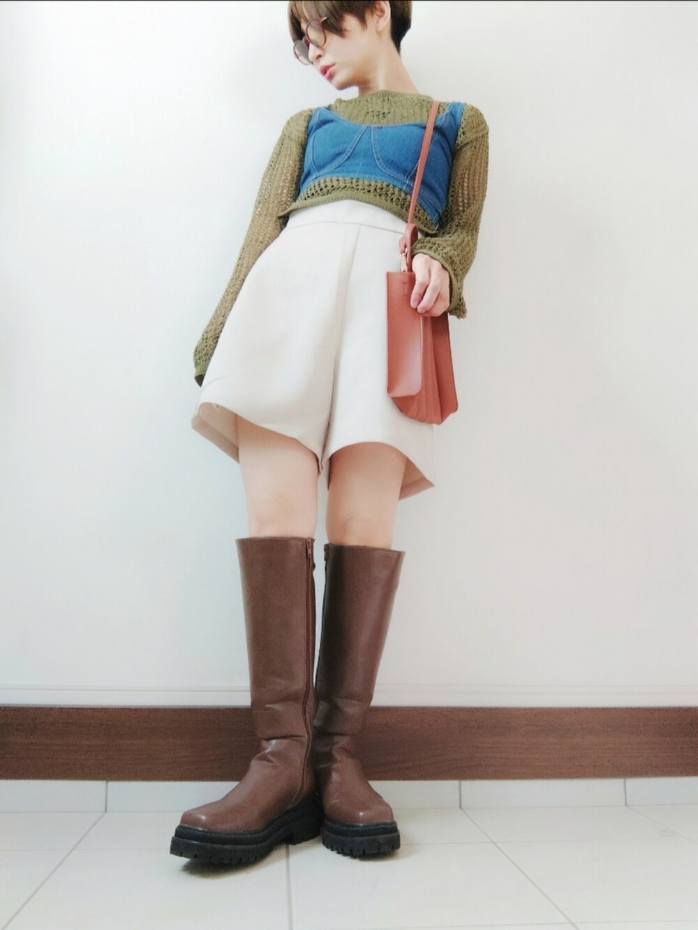 ホワイト系のその他パンツ、ブルー系のベスト、ブラウン系のブーツを着用したレディースの秋コーディネートの2枚目の写真