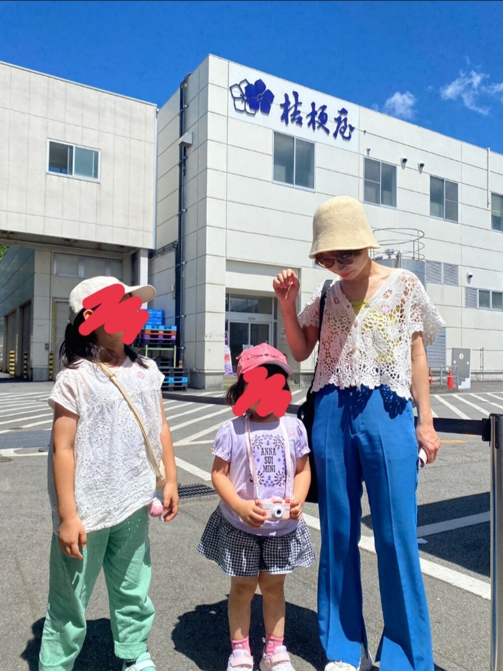 ホワイト系のカーディガン/ボレロ、ブルー系のスラックス、ホワイト系のスニーカーを着用したレディースの夏コーディネートの2枚目の写真
