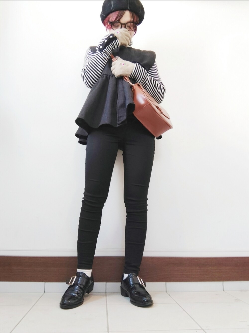 ブラック系のデニムパンツ、ブラック系のローファー、ブラウン系のショルダーバッグを着用したレディースの冬コーディネートの2枚目の写真