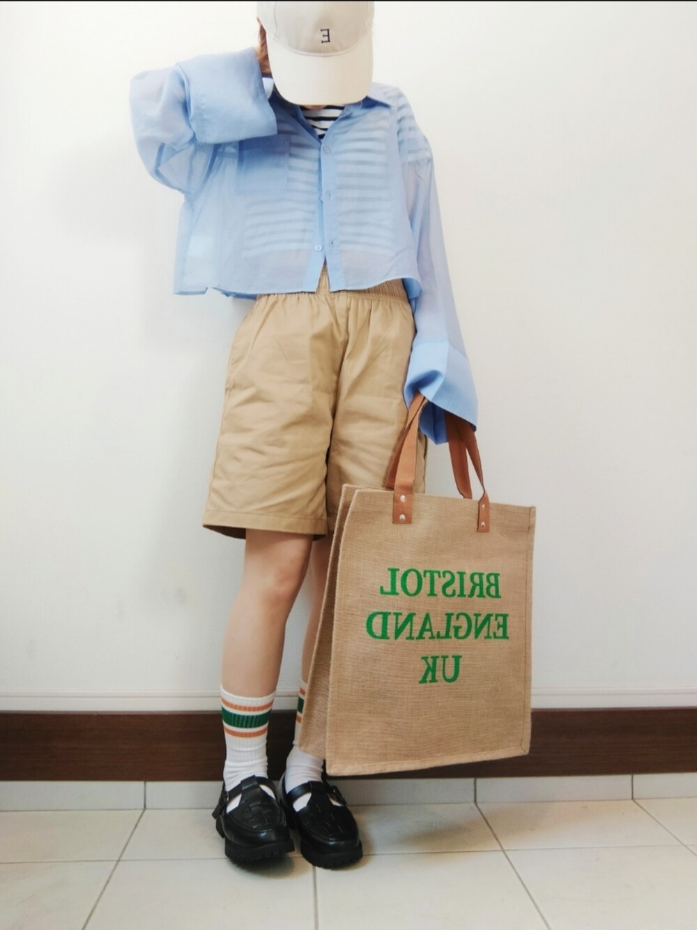 ブルー系のシャツ/ブラウス、ブルー系のTシャツ/カットソー、ベージュ系のカーゴパンツを着用したレディースの春コーディネートの2枚目の写真