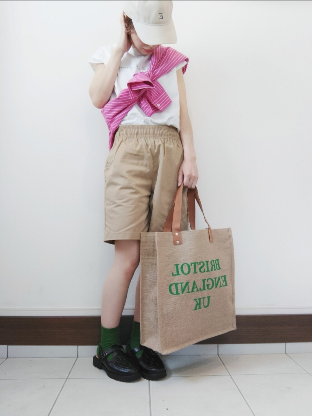 ピンク系のシャツ/ブラウス、ホワイト系のTシャツ/カットソー、ベージュ系のカーゴパンツを着用したレディースの夏コーディネートの2枚目の写真