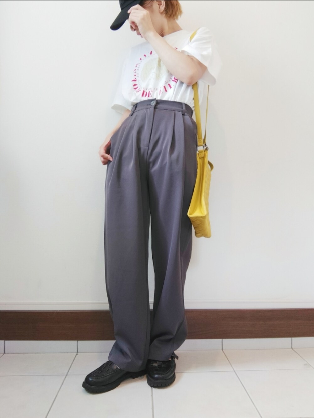 ホワイト系のTシャツ/カットソー、グレー系のスラックス、ブラック系のサンダルを着用したレディースの夏コーディネートの2枚目の写真