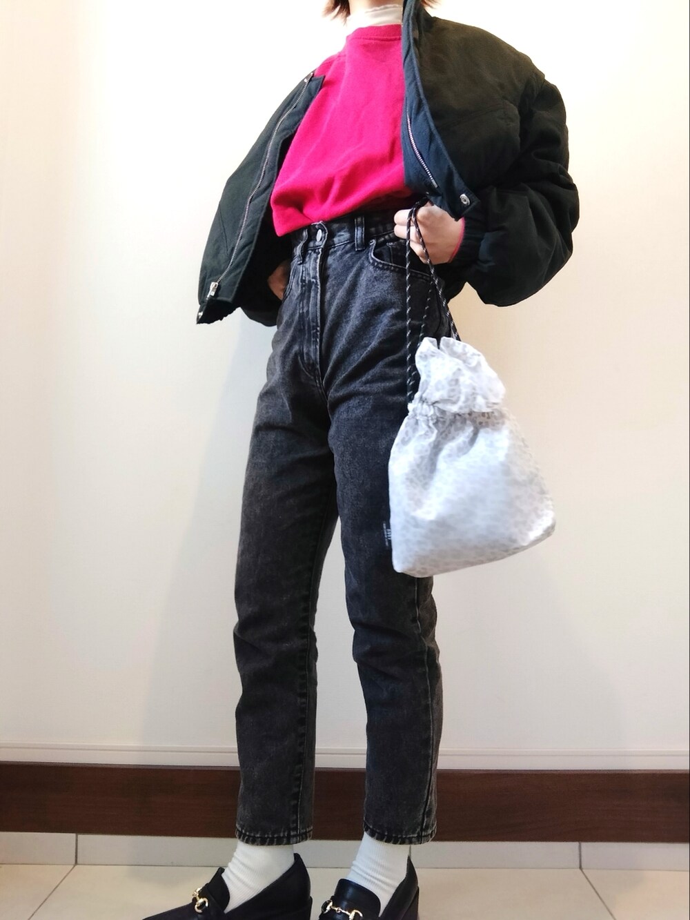 レッド系のカーディガン/ボレロ、ホワイト系のショルダーバッグ、ブラック系のノーカラージャケットを着用したレディースの冬コーディネートの2枚目の写真