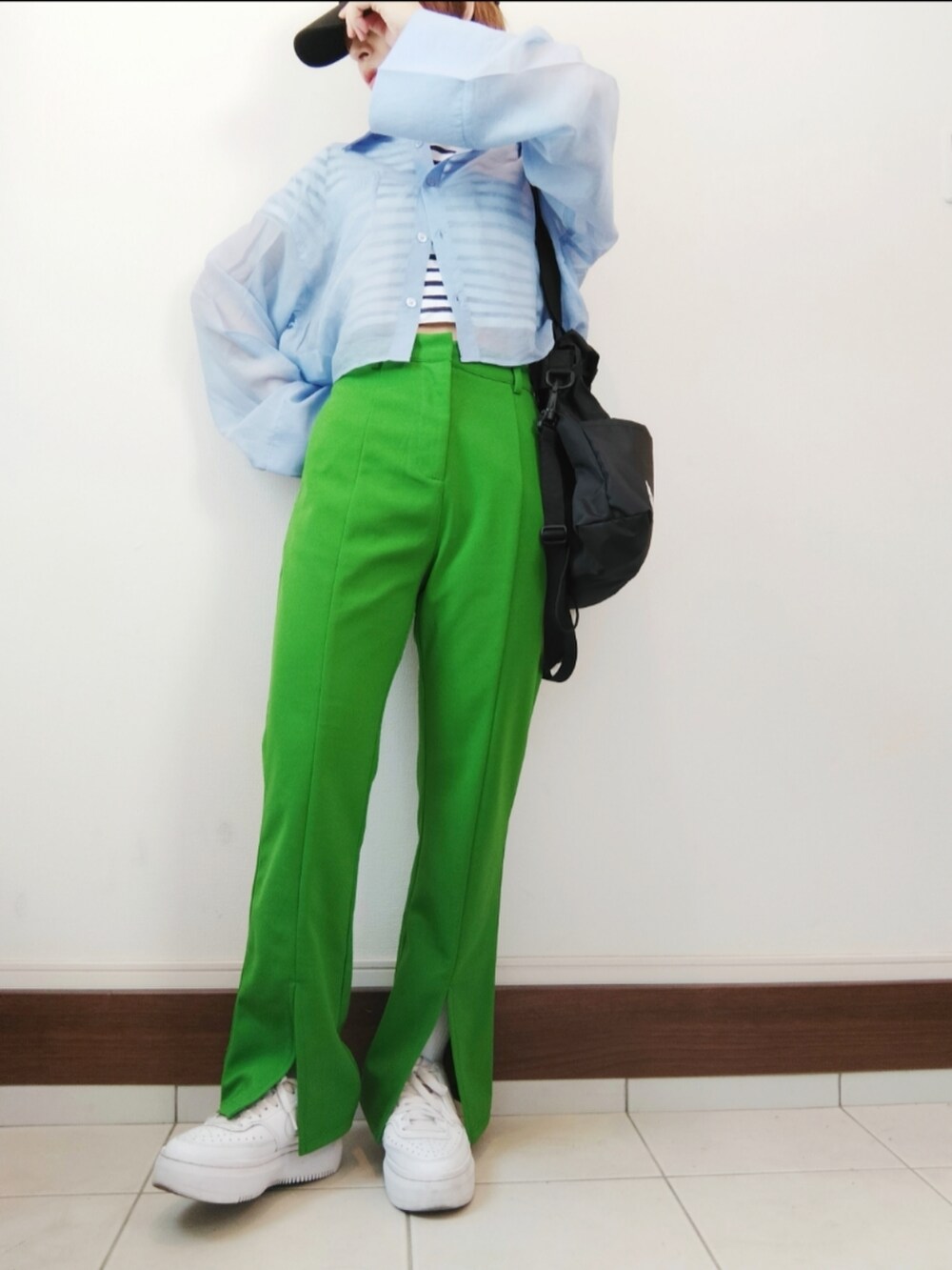 ブルー系のシャツ/ブラウス、ブラック系のショルダーバッグ、グリーン系のその他パンツを着用したレディースの春コーディネートの2枚目の写真
