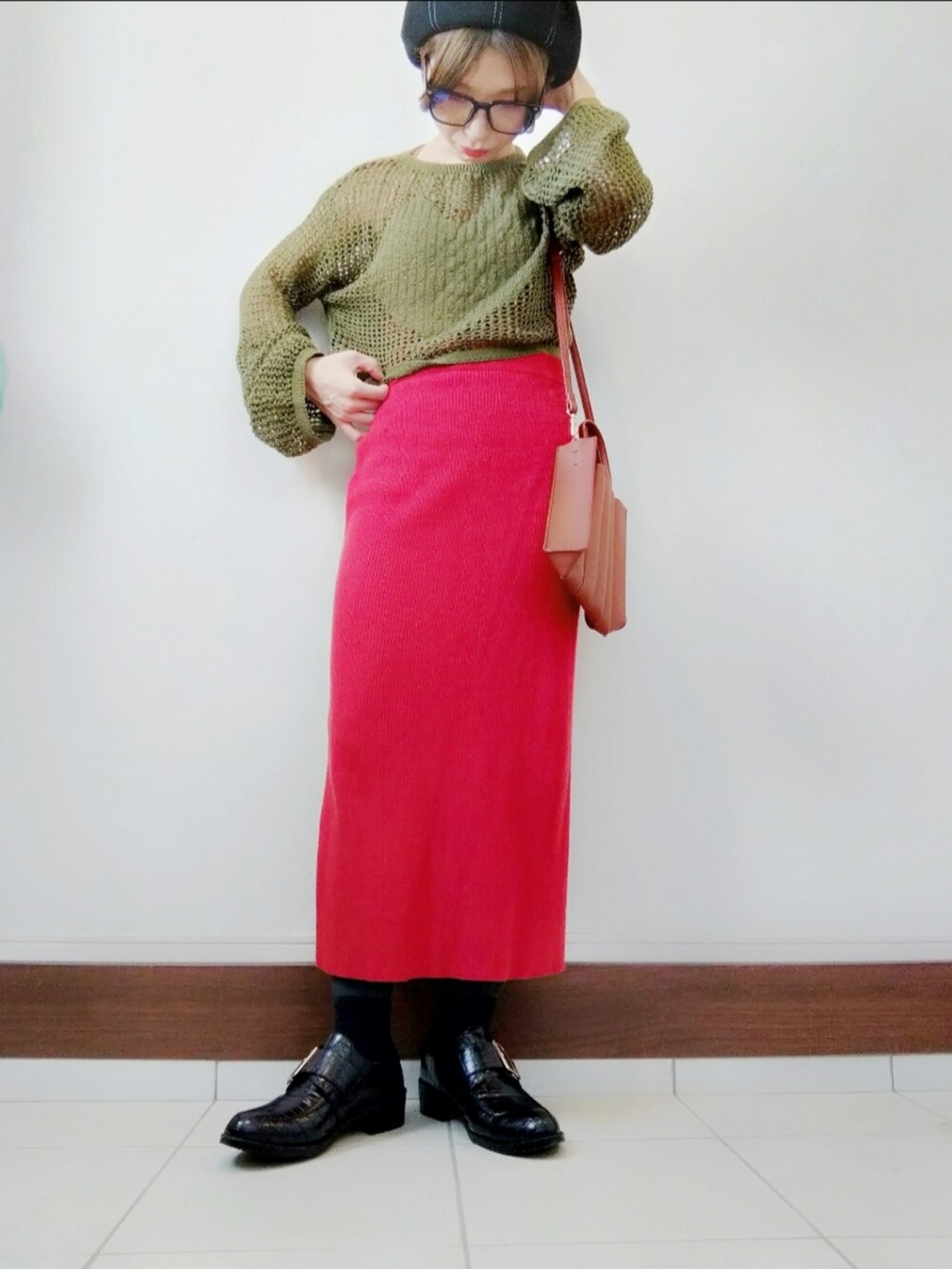 ベージュ系のトートバッグ、レッド系のスカート、ブラック系のローファーを着用したレディースの秋コーディネートの2枚目の写真