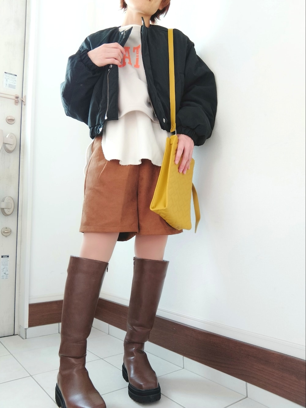 「ママコーデ、ママファッション、プチプラ、ブーツ、ショートパンツ、スウェット、レイヤードスタイル、骨格ウェーブ、イエベ春、冬コーデ」｜「EVOLの【EVOL】  トラックソールロングブーツ IR9620（ブーツ、ブラウン系）」を使った、pikataさん（レディース・155cm）の冬コーディネートの2枚目の写真
