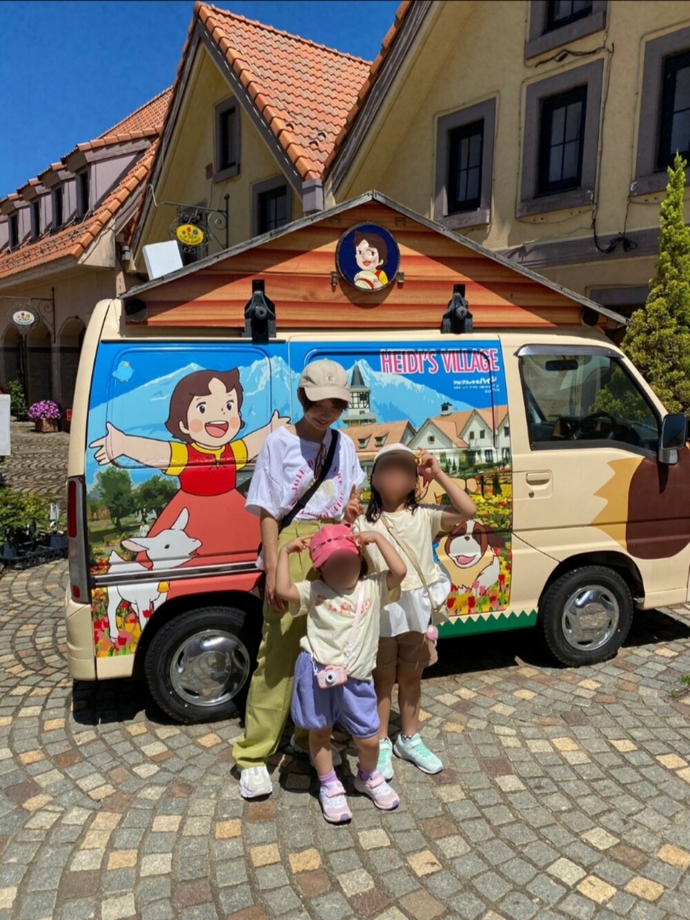 ホワイト系のTシャツ/カットソー、イエロー系のスラックス、ホワイト系のスニーカーを着用したレディースの夏コーディネートの2枚目の写真