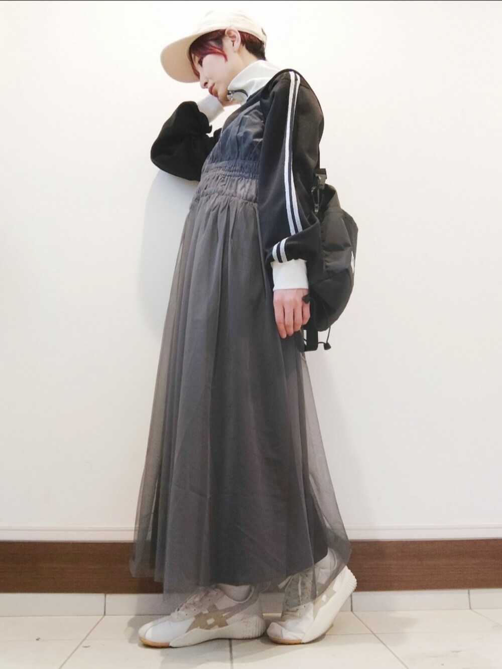 ブラック系のジャージ、ブラック系のショルダーバッグ、グレー系のワンピースを着用したレディースの冬コーディネートの2枚目の写真