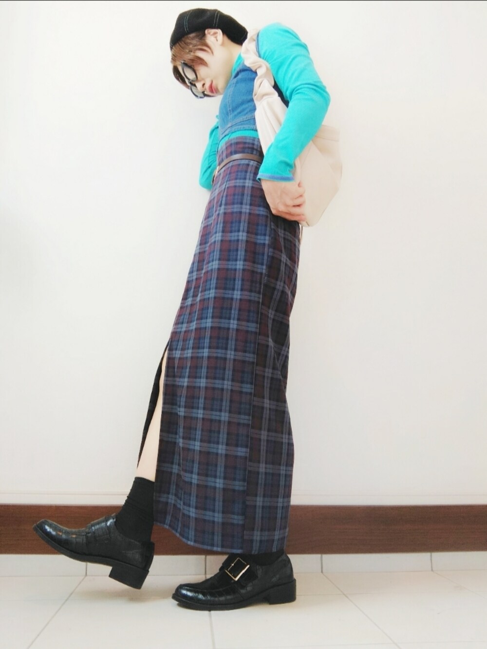 ホワイト系のショルダーバッグ、ブルー系のTシャツ/カットソー、ブルー系のベストを着用したレディースの秋コーディネートの2枚目の写真