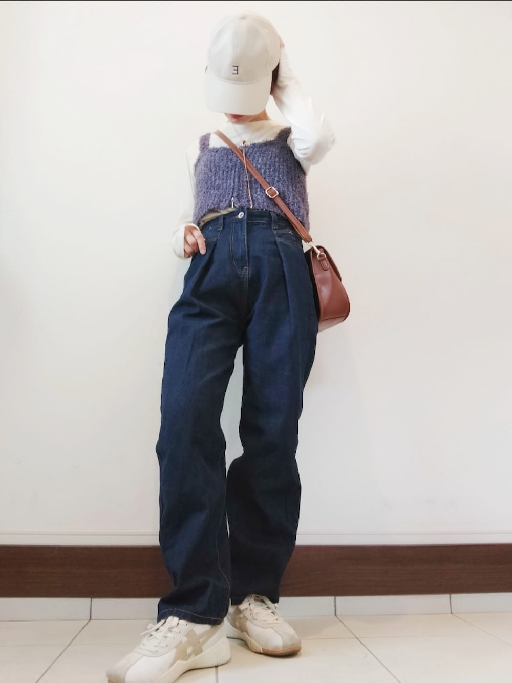 ホワイト系のTシャツ/カットソー、グレー系のベスト、ブルー系のデニムパンツを着用したレディースの春コーディネートの2枚目の写真