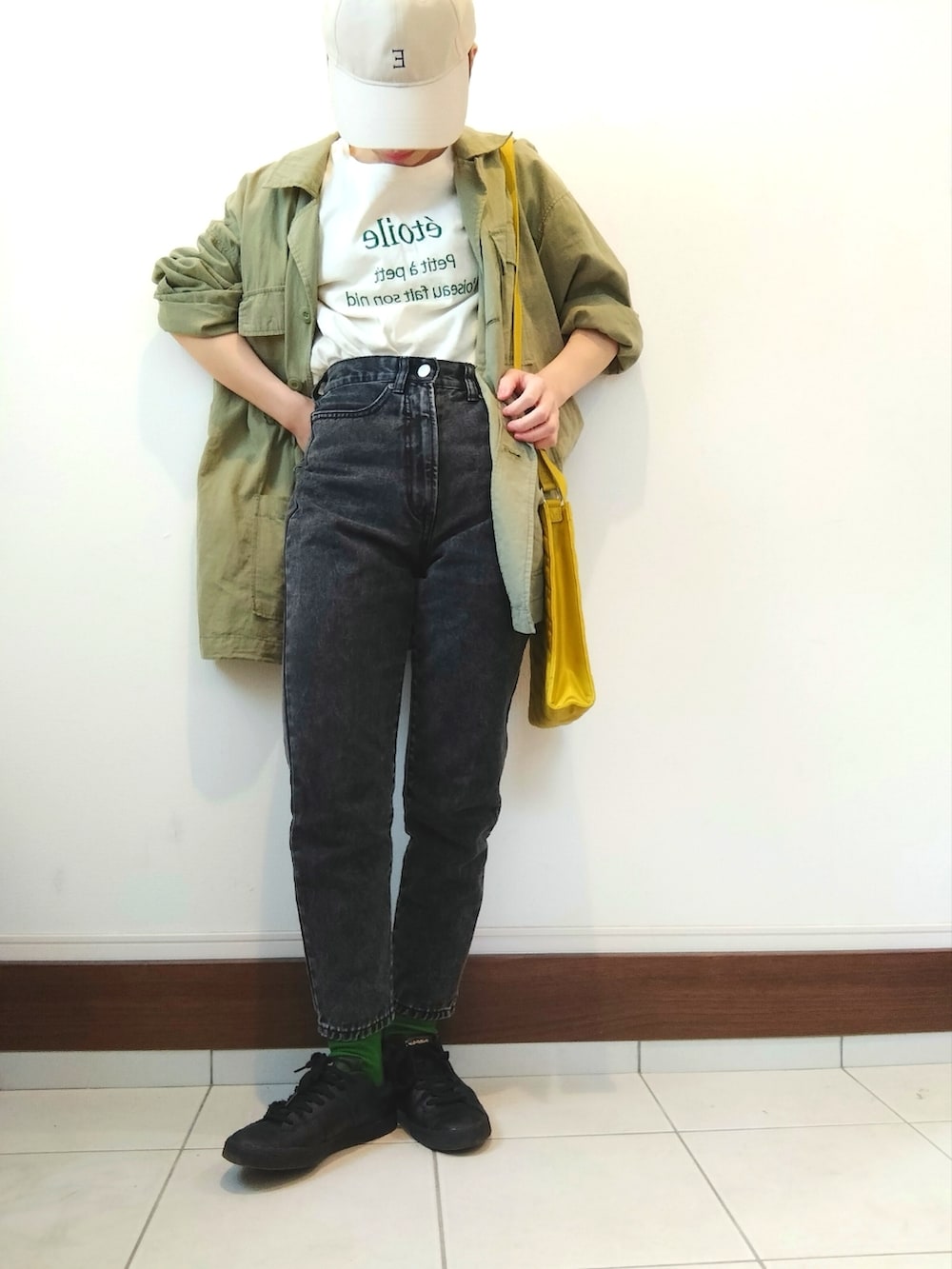 ホワイト系のTシャツ/カットソー、グリーン系のシャツ/ブラウス、イエロー系のショルダーバッグを着用したレディースの春コーディネートの2枚目の写真