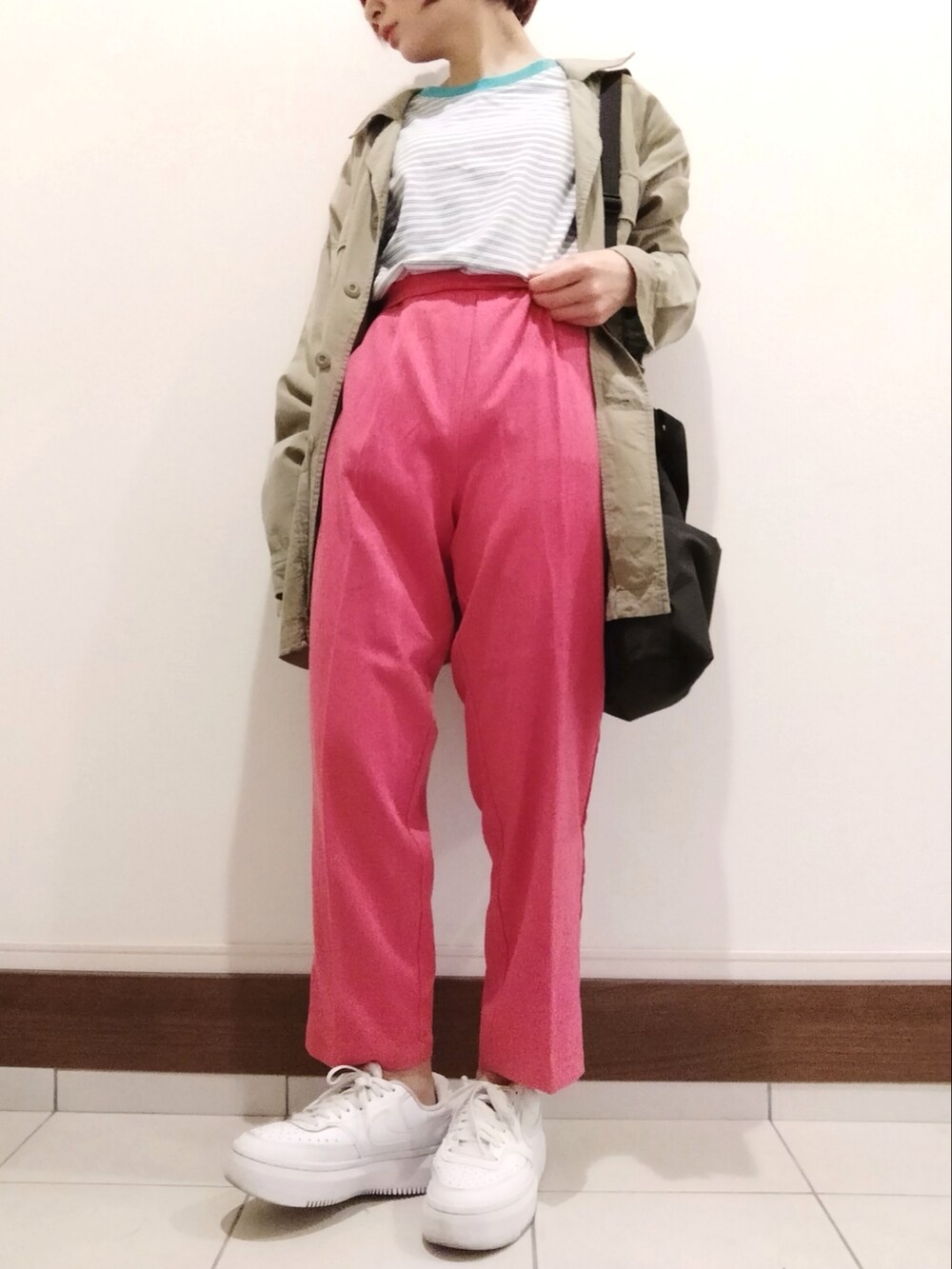 グリーン系のシャツ/ブラウス、ピンク系のTシャツ/カットソー、ピンク系のスラックスを着用したレディースの春コーディネートの2枚目の写真