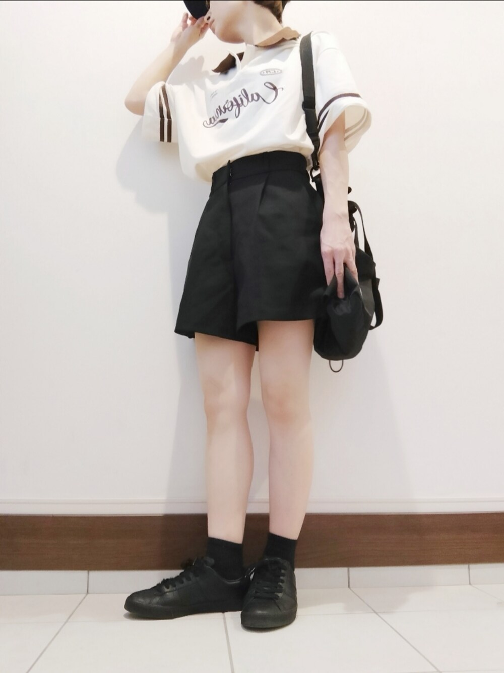 ブラック系のその他パンツ、ブラック系のショルダーバッグ、ブラック系のスニーカーを着用したレディースの秋コーディネートの2枚目の写真