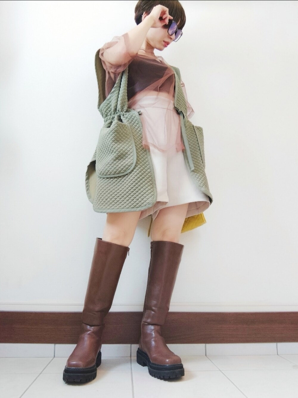 ブラウン系のTシャツ/カットソー、ホワイト系のその他パンツ、イエロー系のショルダーバッグを着用したレディースの秋コーディネートの2枚目の写真