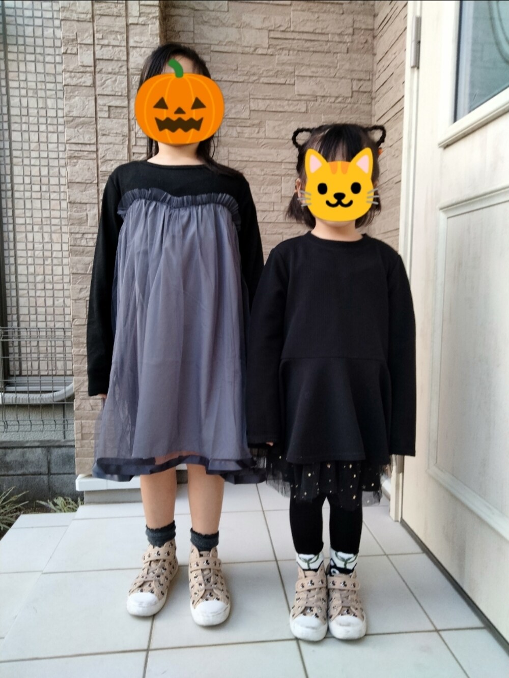 ブラック系のワンピース、ブラック系のTシャツ/カットソー、ベージュ系のスニーカーを着用したキッズの秋コーディネートの2枚目の写真