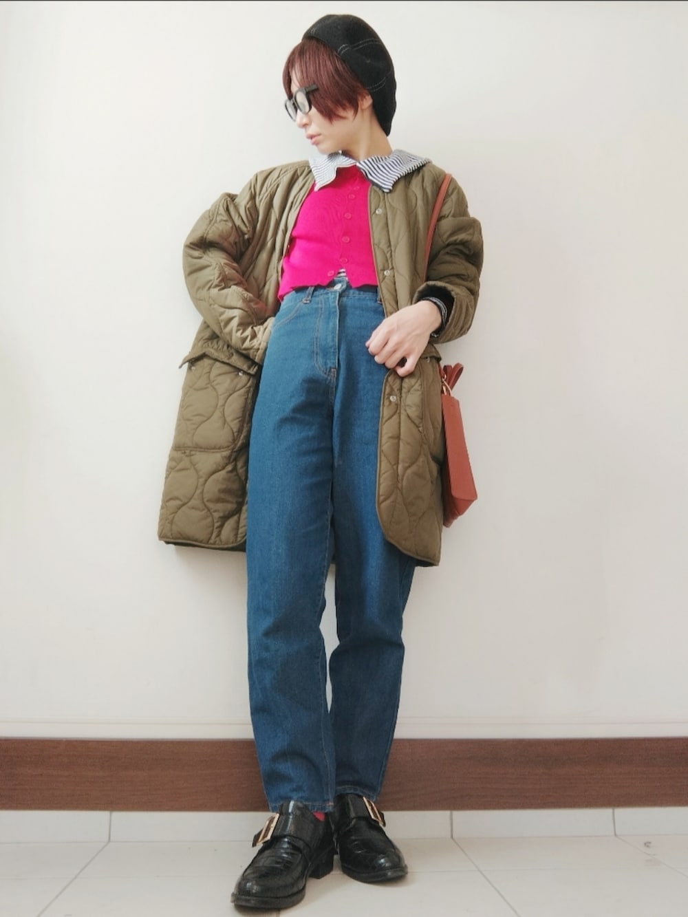 ブラック系のローファー、ブルー系のデニムパンツ、ブルー系のTシャツ/カットソーを着用したレディースの秋コーディネートの2枚目の写真