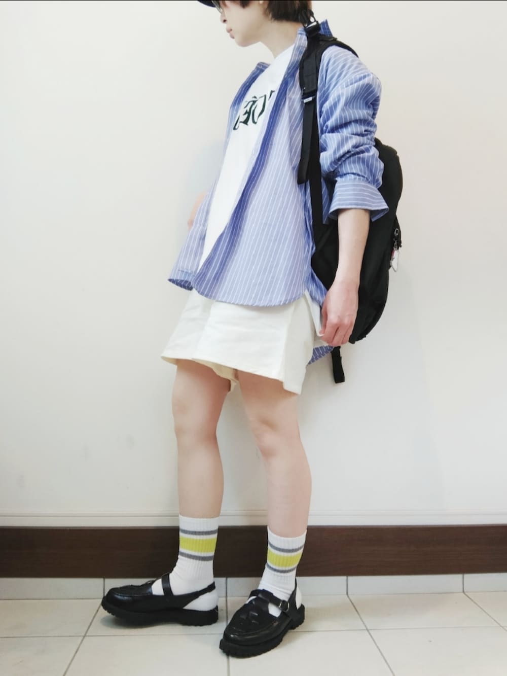 グリーン系のTシャツ/カットソー、ホワイト系のその他パンツ、ブルー系のシャツ/ブラウスを着用したレディースの春コーディネートの2枚目の写真