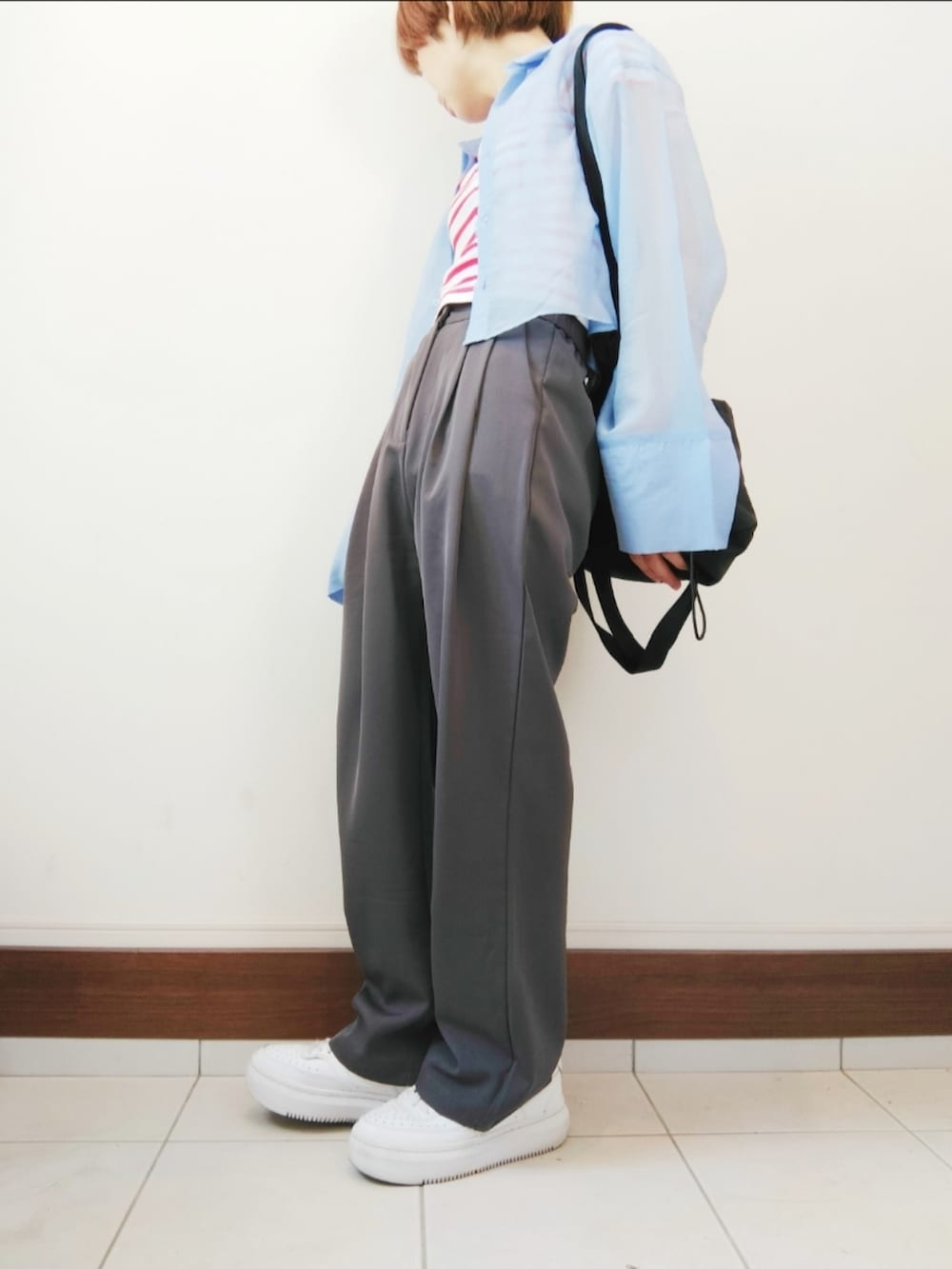 ブルー系のシャツ/ブラウス、レッド系のTシャツ/カットソー、ブラック系のショルダーバッグを着用したレディースの春コーディネートの2枚目の写真