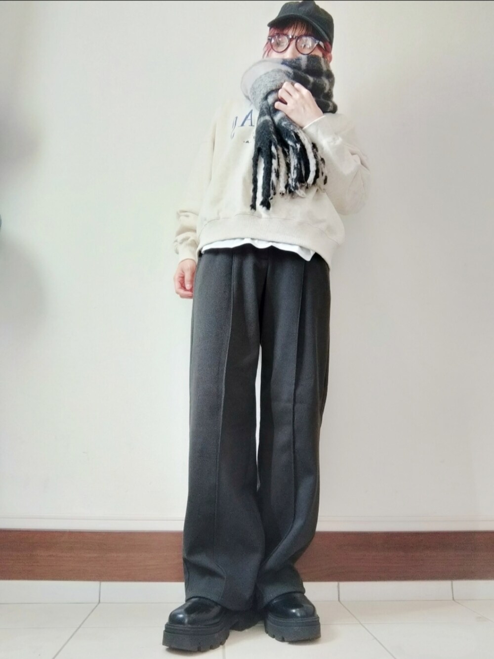 グレー系のTシャツ/カットソー、ブラック系のショルダーバッグ、グレー系のその他パンツを着用したレディースの冬コーディネートの2枚目の写真