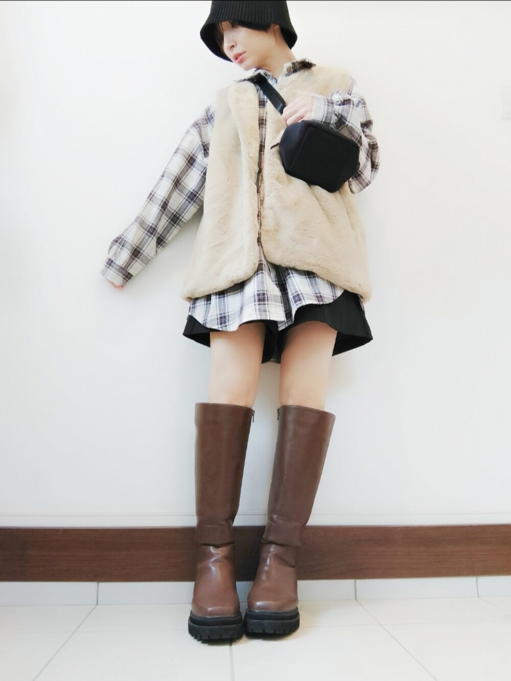 「ママコーデ、プチプラ、秋服まるっと大公開、チェック、シャツスタイル、ベスト、ショルダーバッグ、バケットハット、ブーツ、秋コーデ、ベージュ、骨格ウェーブ、低身長、ブラウン、淡色コーデ」｜「SPINNSのニットクローシュハット（ハット、ブラック系）」を使った、pikataさん（レディース・155cm）の秋コーディネートの2枚目の写真