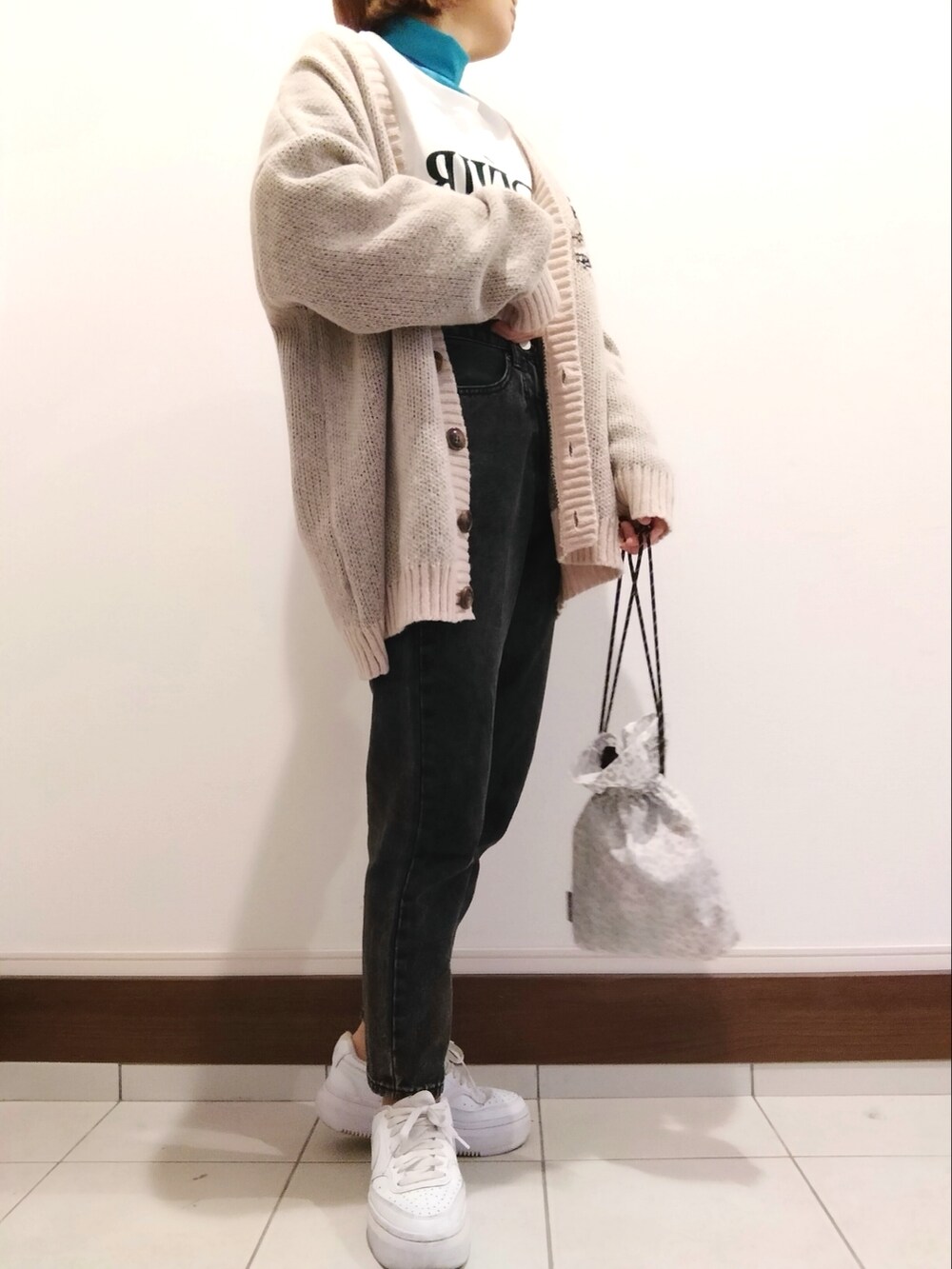 グリーン系のTシャツ/カットソー、ベージュ系のカーディガン/ボレロ、ブルー系のTシャツ/カットソーを着用したレディースの冬コーディネートの2枚目の写真