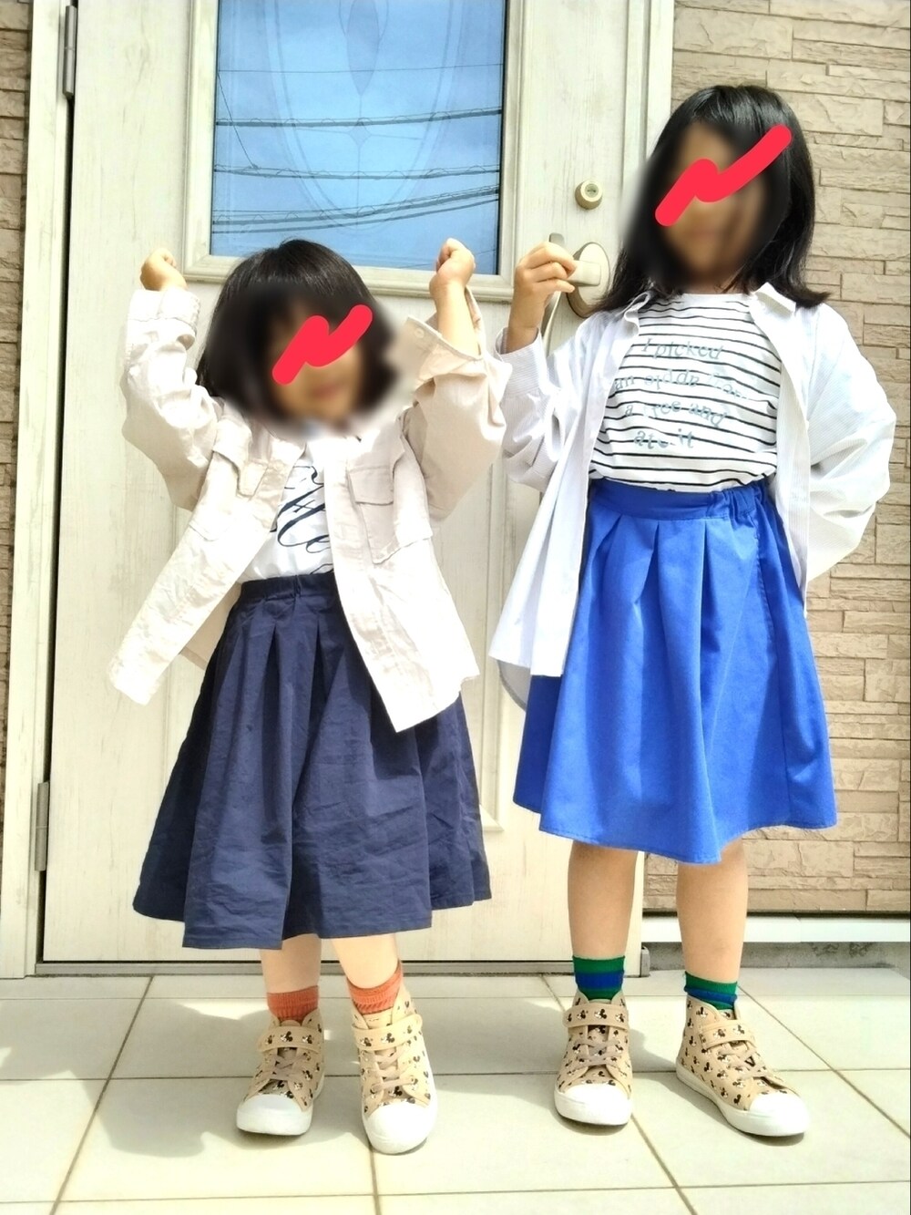 ホワイト系のTシャツ/カットソー、ベージュ系のシャツ/ブラウス、ブルー系のスカートを着用したキッズの春コーディネートの3枚目の写真