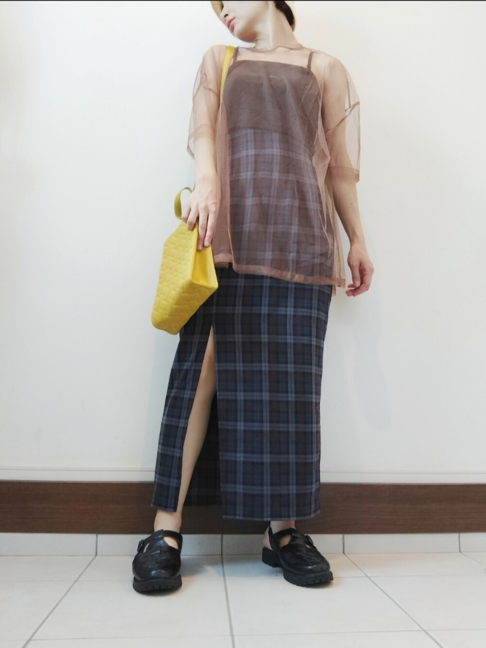 イエロー系のショルダーバッグ、ブラウン系のTシャツ/カットソー、ブルー系のスカートを着用したレディースの夏コーディネートの2枚目の写真